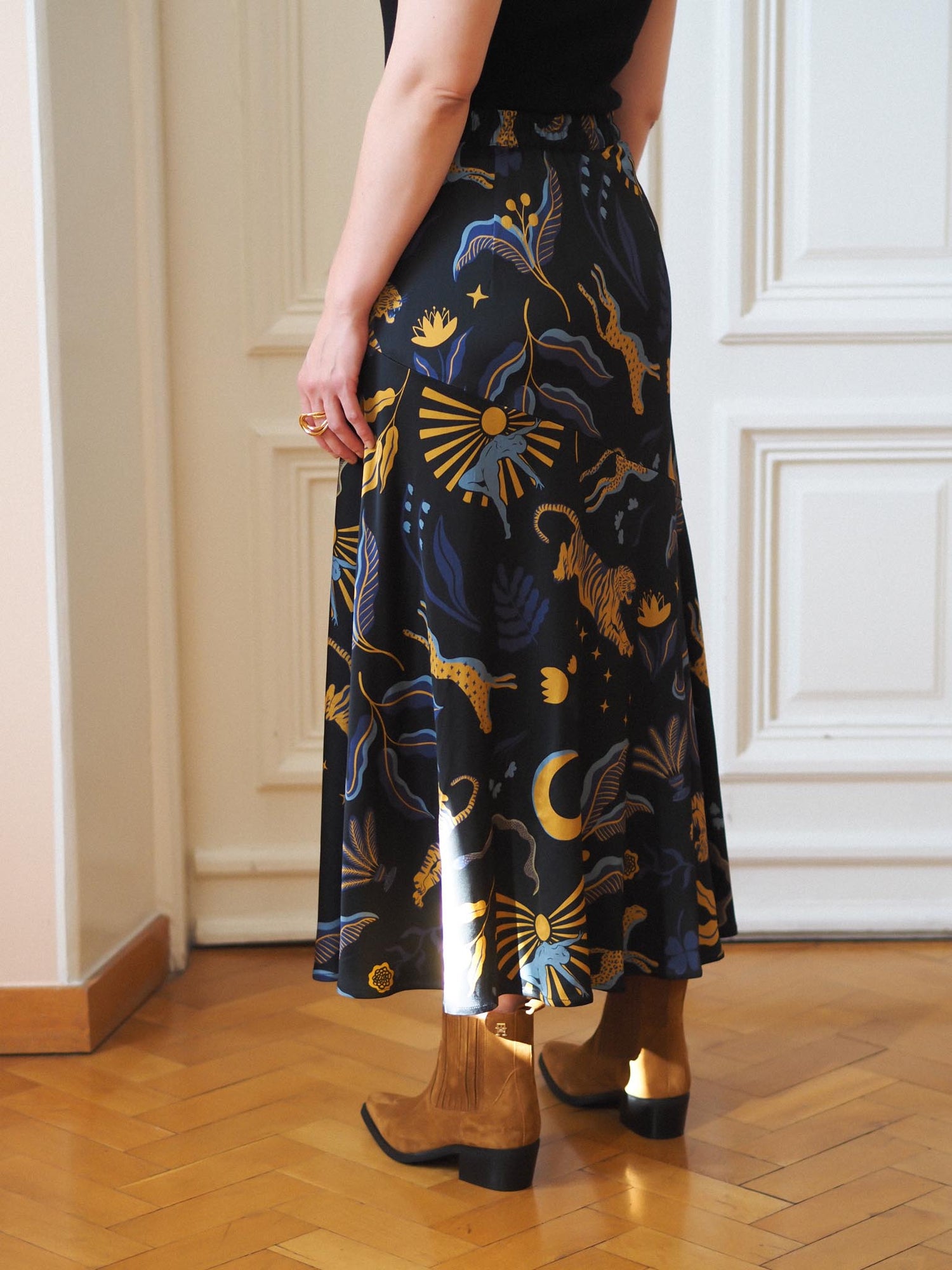 Lunar Skirt, Universe Midnight