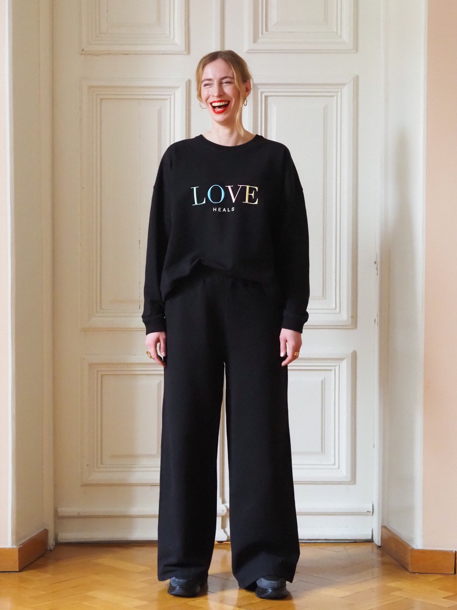 Love Heals Sweatshirt, Black