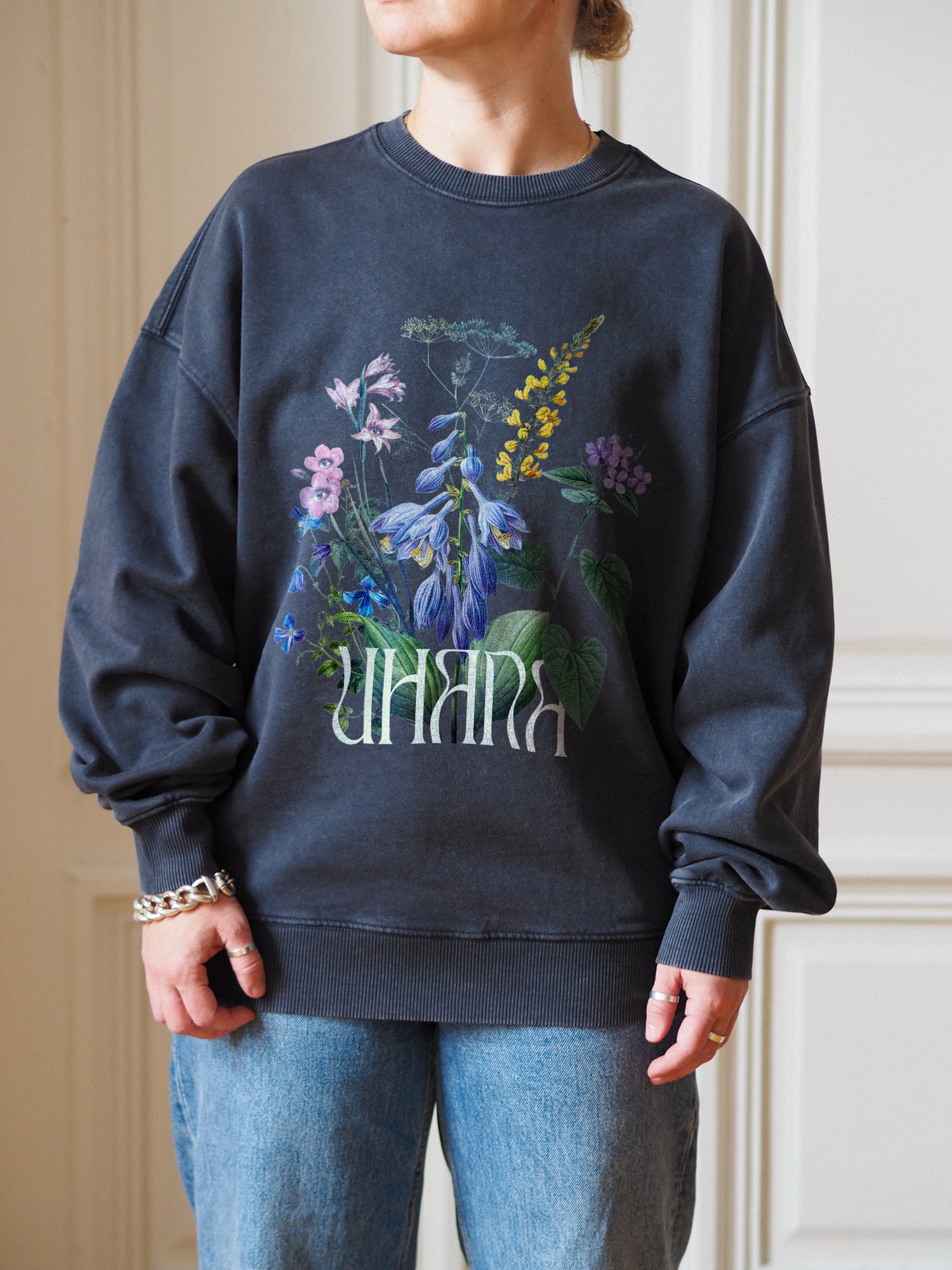 All Eyes On You Oversize Sweatshirt, Vintage Black